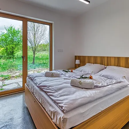 Daire Izerska Z Ogrodem By Royal Aparts Pobiedna